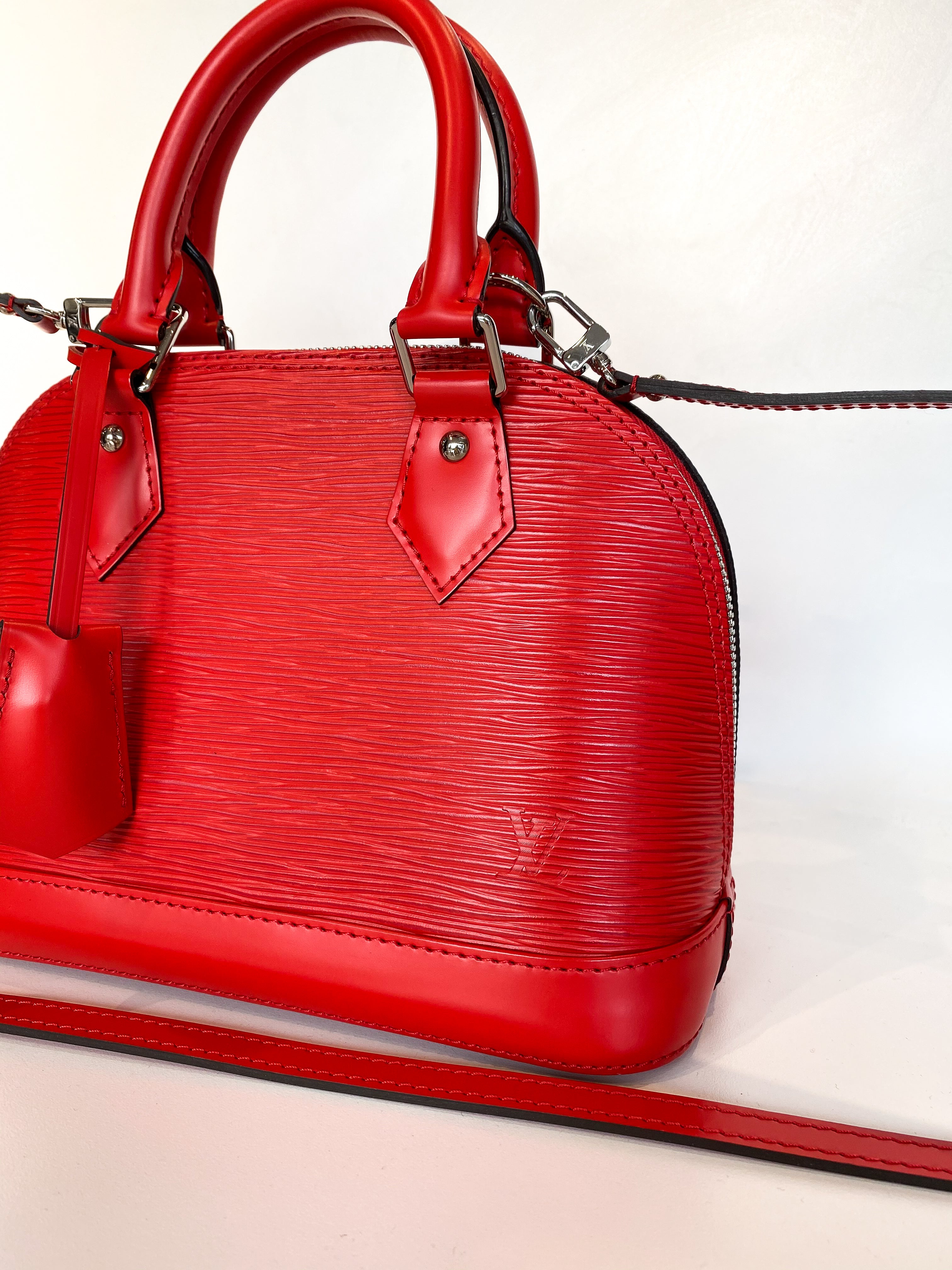 Louis Vuitton Alma BB Review, Magnolia Epi Leather, Mod Shots
